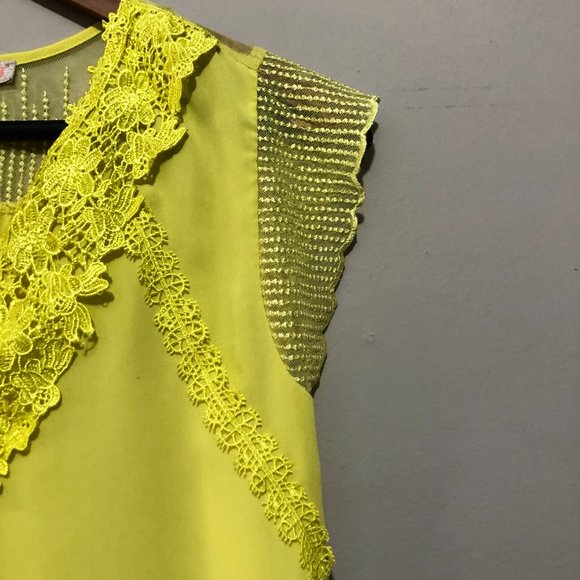 GB Cap Sleeve Blouse w/ Crochet Neckline Yellow Small - Picture 2 of 7